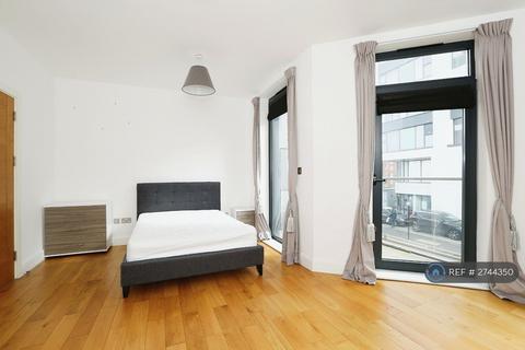 1 bedroom in a house share to rent, Milner Road, London, SW19