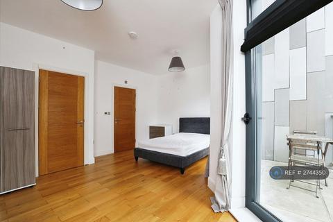 1 bedroom in a house share to rent, Milner Road, London, SW19