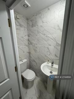 Studio to rent, Hatherley Grove, London, W2
