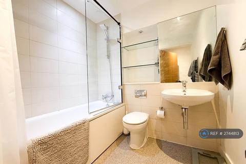 2 bedroom flat to rent, Cross Street, Portsmouth, PO1