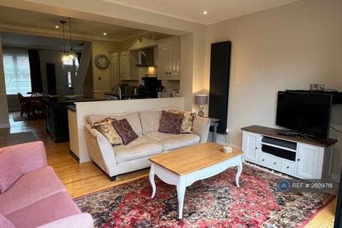 2 bedroom terraced house to rent, Fire Station Square, Salford, M5