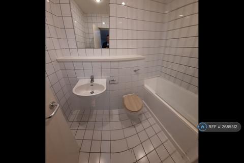 Studio to rent, Hornsey Lane, London, N6