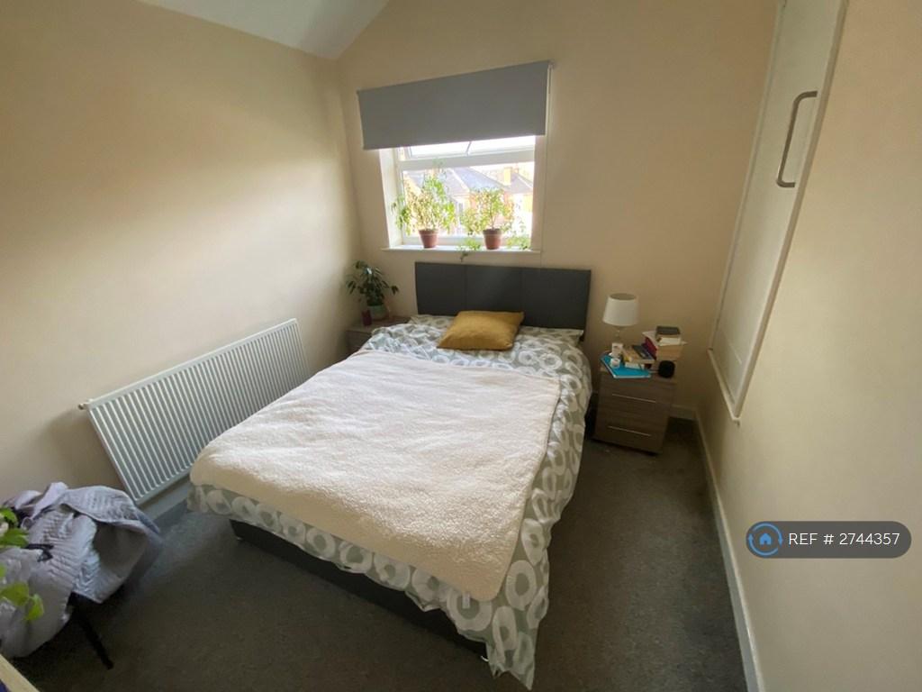 Double Bedroom With In Built Wardrobe