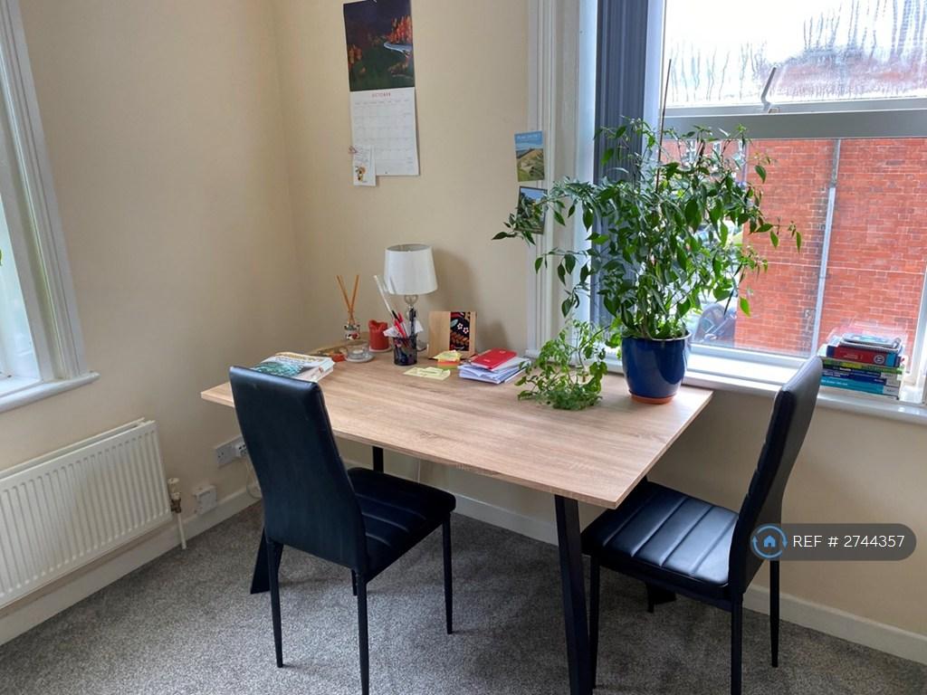 Living/Dining Room With Light From 2 Sides