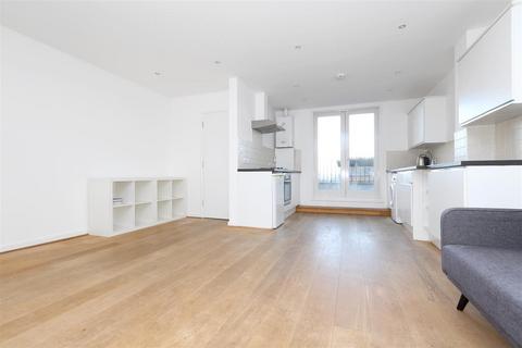 3 bedroom flat to rent, Stoke Newington Church Street, London N16