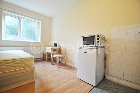 Studio to rent, Colney Hatch Lane, London N10
