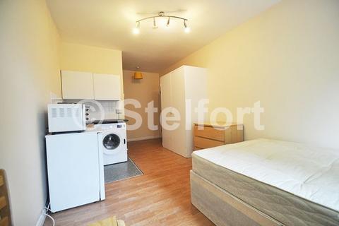 Studio to rent, Colney Hatch Lane, London N10