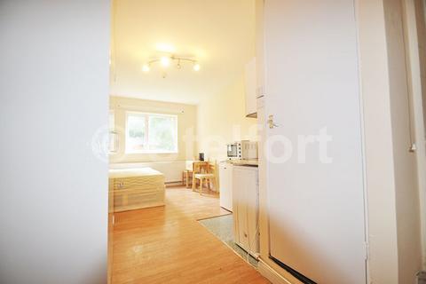 Studio to rent, Colney Hatch Lane, London N10
