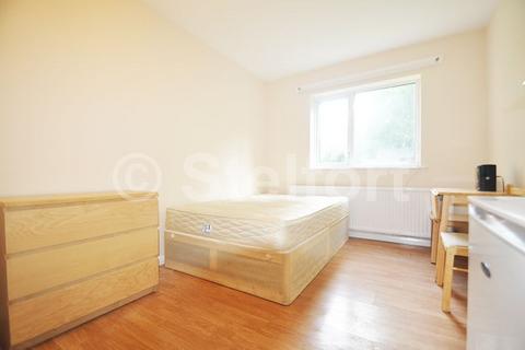 Studio to rent, Colney Hatch Lane, London N10