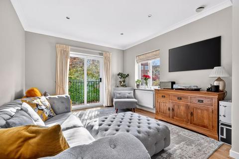2 bedroom flat for sale, Church Street, Walton-On-Thames
