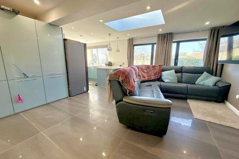 4 bedroom chalet for sale, Browning Road, Luton