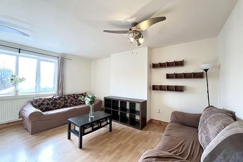 3 bedroom apartment to rent, My Street, Salford