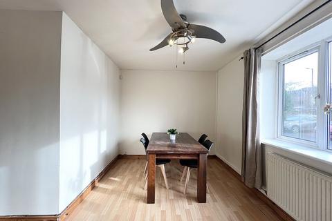 3 bedroom apartment to rent, My Street, Salford