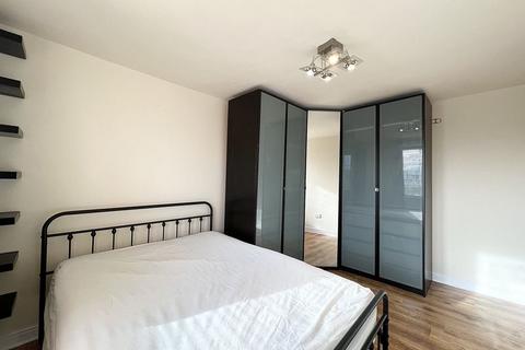 3 bedroom apartment to rent, My Street, Salford
