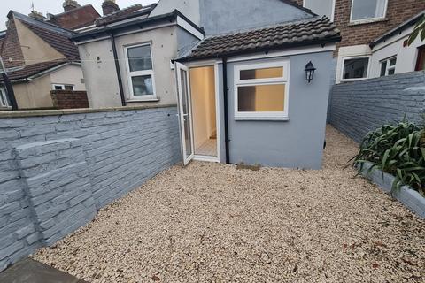2 bedroom terraced house to rent, Sutherland Road, Southsea PO4