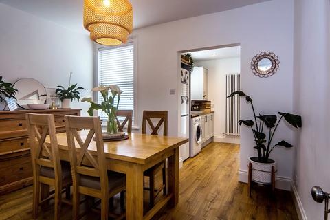 2 bedroom terraced house to rent, Sutherland Road, Southsea PO4