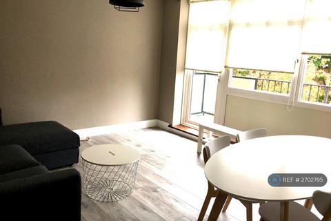 3 bedroom flat to rent, Crescent Court, London, SW4