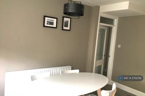 3 bedroom flat to rent, Crescent Court, London, SW4