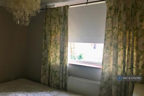 3 bedroom flat to rent, Crescent Court, London, SW4