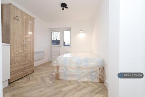 Studio to rent, Cordingley Rd, London, HA4