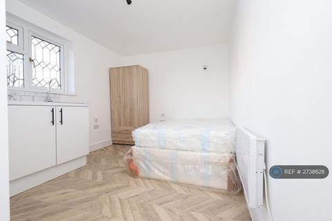 Studio to rent, Cordingley Rd, London, HA4