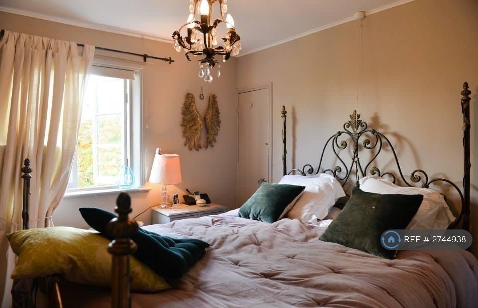 Beautiful Bedroom Overlooking Walled Garden