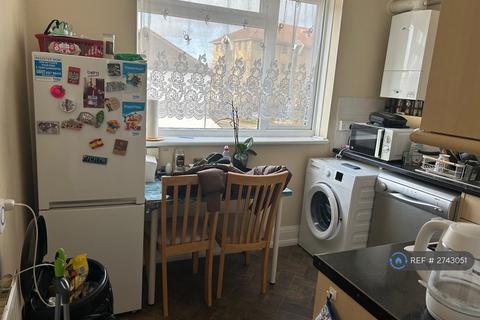2 bedroom flat to rent, Station Road, Sidcup, DA17