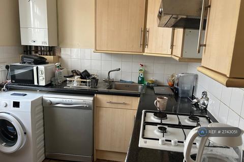 2 bedroom flat to rent, Station Road, Sidcup, DA17