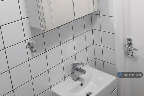 Studio to rent, Shinners Close, London, SE25
