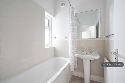 1 bedroom flat to rent, Cheam Common Road, Worcester Park, KT4