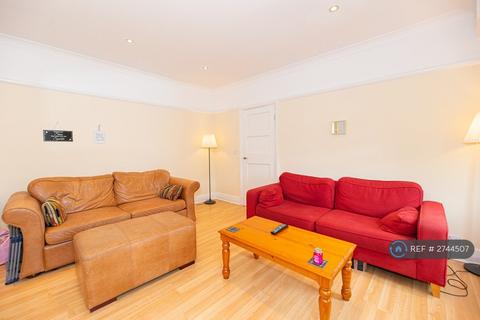 3 bedroom flat to rent, The Mall, London, W5