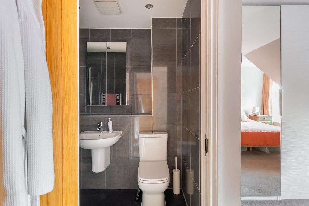 0 S7 FRBR - Ensuite A.jpg