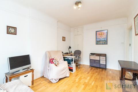 Ground floor flat to rent, Mortimer Crescent, London NW6
