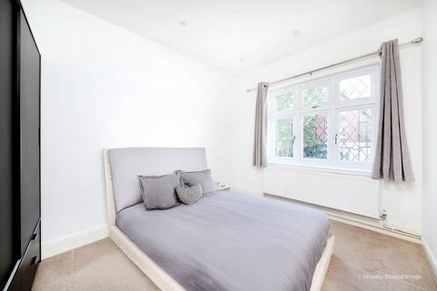 3 bedroom terraced house to rent, St James's Drive, London SW17