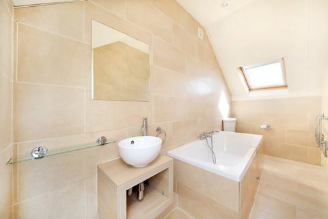 3 bedroom terraced house to rent, St James's Drive, London SW17