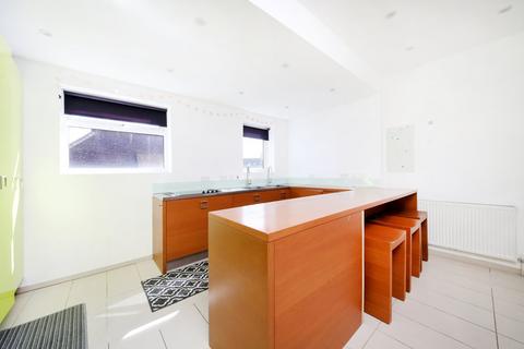 3 bedroom terraced house to rent, St James's Drive, London SW17