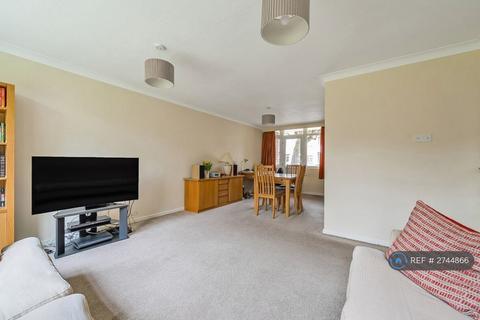2 bedroom flat to rent, Radstone Court, Woking, GU22
