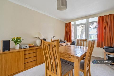 2 bedroom flat to rent, Radstone Court, Woking, GU22
