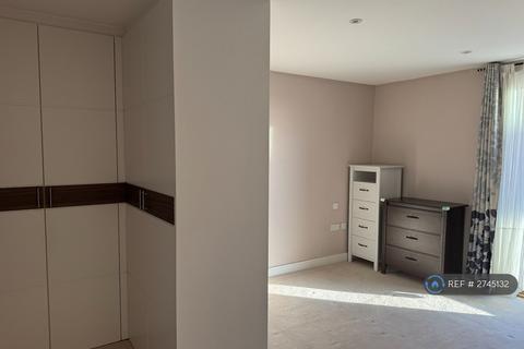 2 bedroom flat to rent, Merlin Court, London, SE3