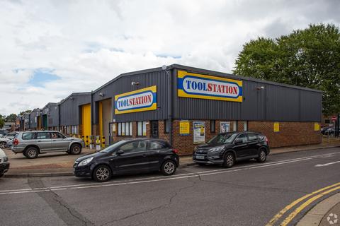 Warehouse to rent, Kiln Ln Epsom KT17 1DH