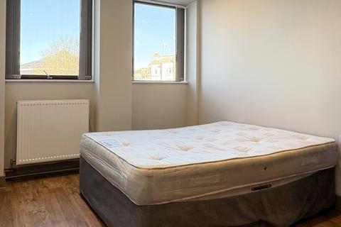 Studio to rent, Week Street