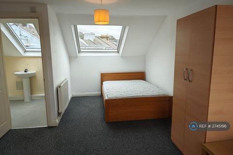 6 bedroom end of terrace house to rent, Inverness Road, Brighton, BN2