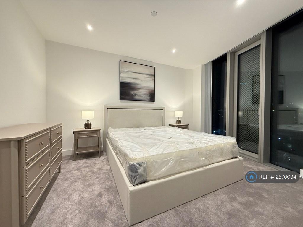 Master Bedroom With King Size Ottoman