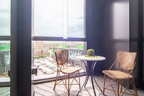2 bedroom flat to rent, Thornes House, 6-8 Charles Clowes Walk, London, SW11