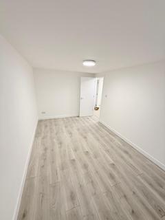 3 bedroom flat to rent, Lea Bridge Road, London, E5