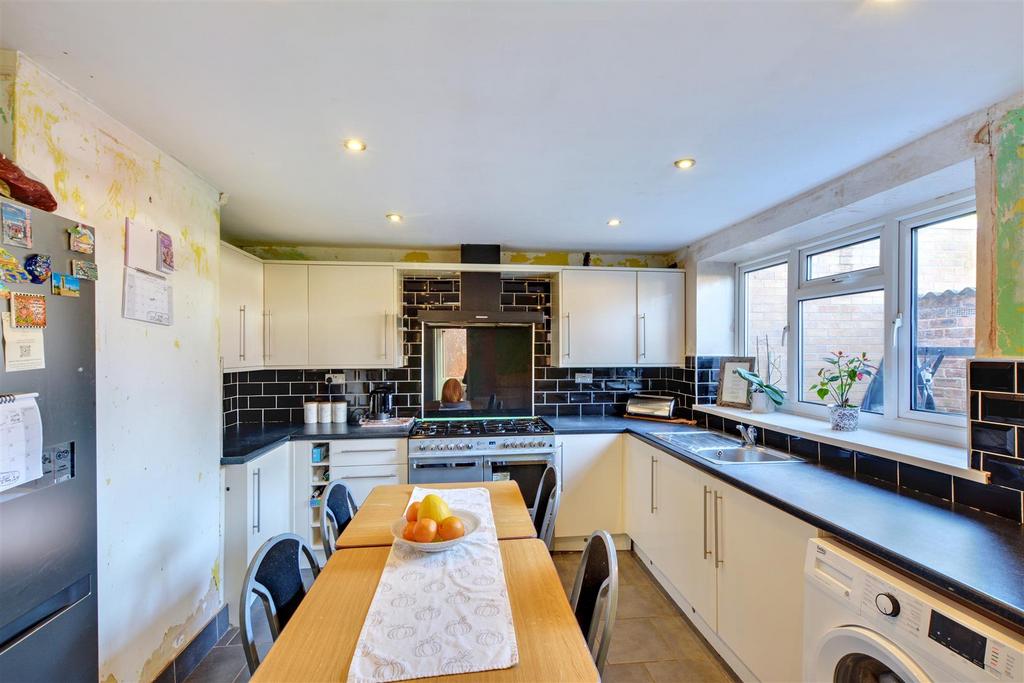 Kitchen 2.jpeg