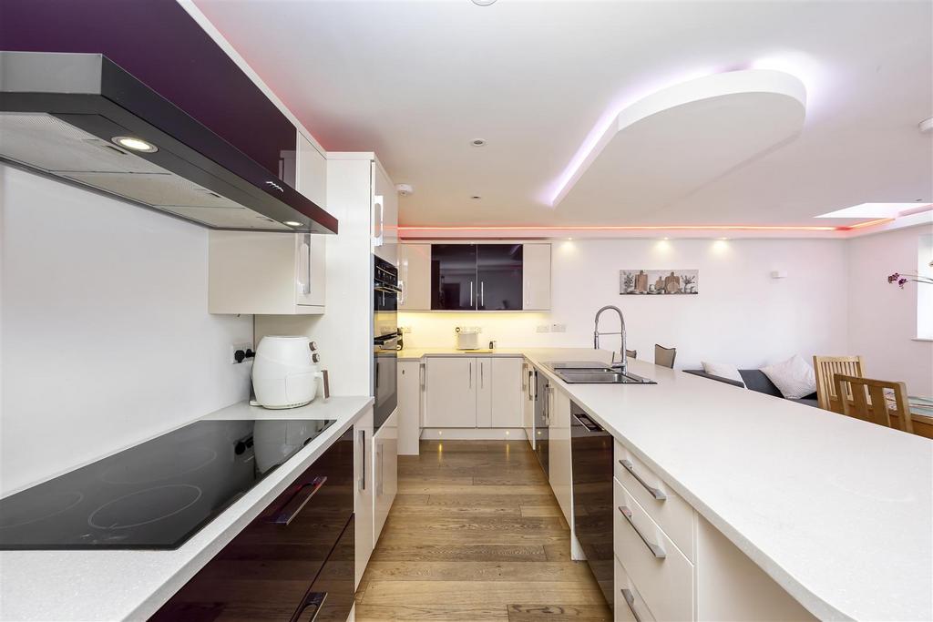 Courtlands Close 8-011.JPG