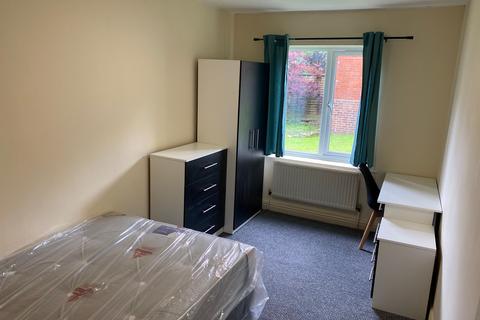 3 bedroom flat to rent, Orchard Lodge, North Hill Road, Leeds LS6
