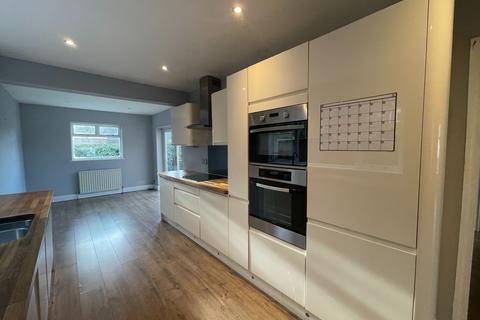 4 bedroom bungalow to rent, Pine Grove, Darlington