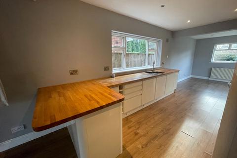 4 bedroom bungalow to rent, Pine Grove, Darlington